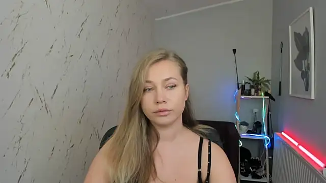 holly xglam online show from September 11, 2025, 4:29 pm