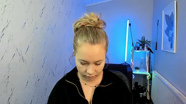 holly xglam online show from October 1, 2025, 5:08 pm