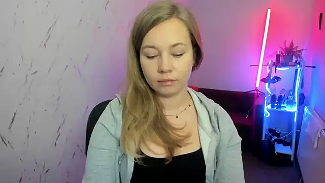 holly xglam online show from December 4, 2025, 8:06 pm