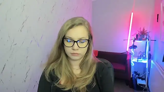 holly xglam online show from December 5, 2025, 7:21 pm