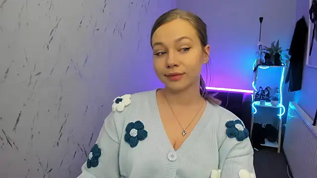 holly xglam online show from April 13, 2026, 7:41 pm