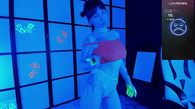 risingrose  online show from December 8, 2024, 4:25 am