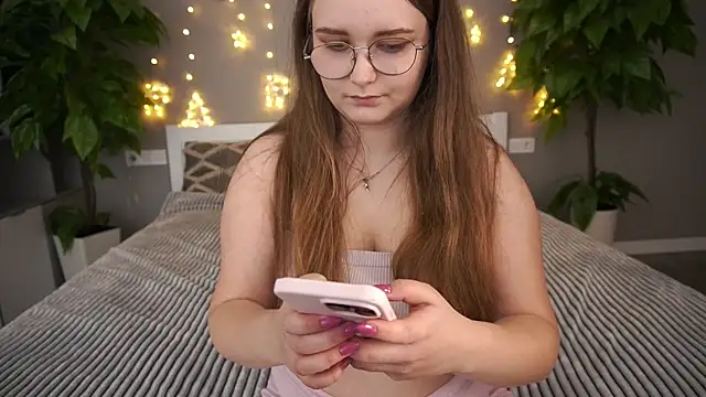 MagicPeachh  online show from December 30, 2024, 1:47 pm