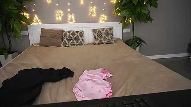 MagicPeachh  online show from January 21, 2025, 8:00 pm