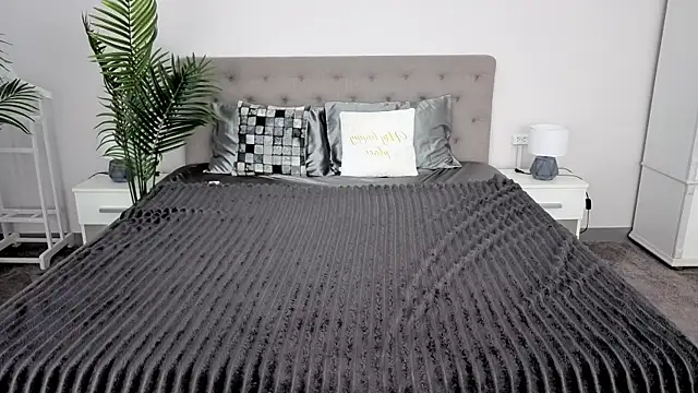 MagicPeachh  online show from March 17, 2026, 7:01 am