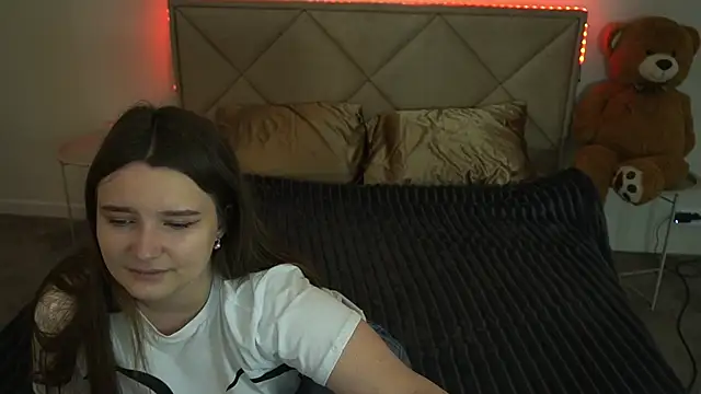 Snapshot of MagicPeachh_ chatting on May 14, 2026, 5:47 am MagicPeachh online show from May 14, 2026, 5:47 am