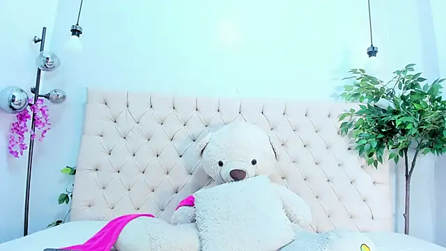 Victoria Coleman online show from November 24, 2025, 7:13 pm