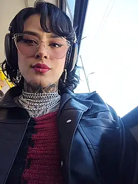 taaylor33 online show from February 9, 2026, 5:28 pm