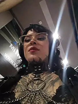 taaylor33 online show from May 15, 2026, 11:01 pm