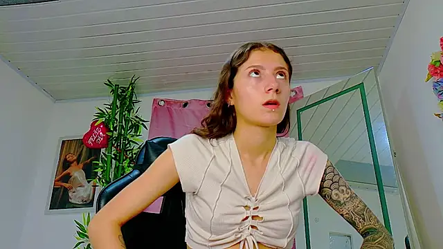 Snapshot of scarlet-jonesx chatting on February 18, 2026, 11:33 pm scarlet-jonesx online show from February 18, 2026, 11:33 pm