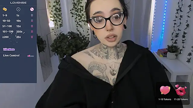 Snapshot of Dixi_Pixi_ chatting on May 3, 2026, 5:35 am Dixi Pixi online show from May 3, 2026, 5:35 am