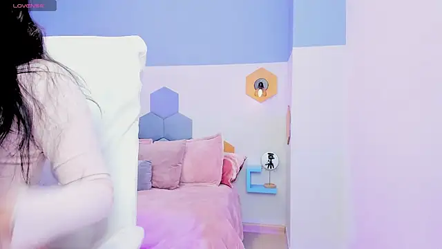 Chloe fischer  online show from October 15, 2025, 2:50 pm