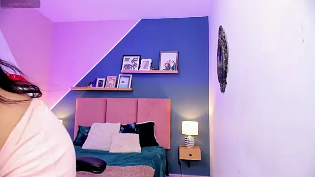 Chloe fischer  online show from December 17, 2025, 3:18 pm