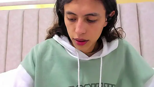 FreyaMoller online show from March 12, 2026, 6:36 pm