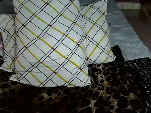 Queen petite  online show from September 10, 2025, 5:35 pm