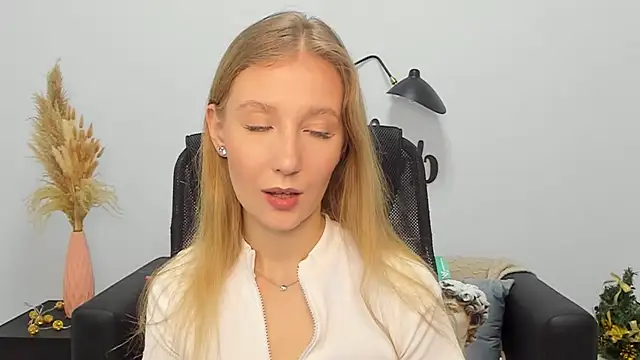 LolaWilsons online show from December 30, 2024, 1:36 pm