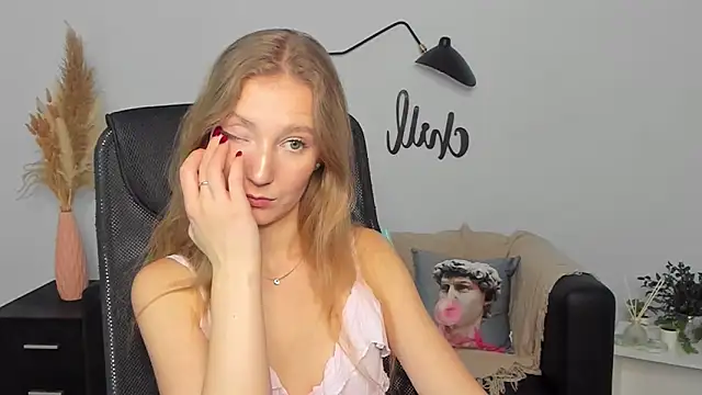 LolaWilsons online show from February 4, 2025, 12:33 pm