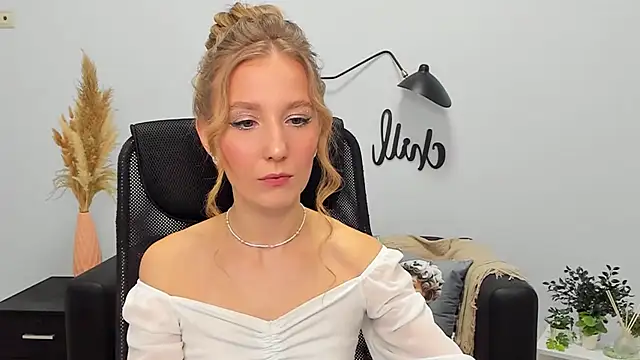 LolaWilsons online show from February 8, 2025, 3:00 pm