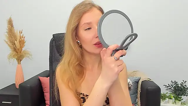 LolaWilsons online show from March 2, 2025, 2:00 pm