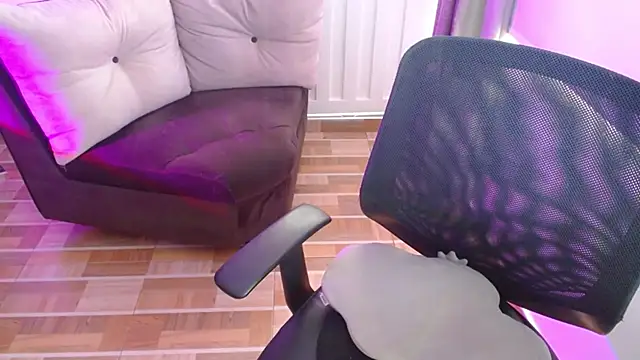 milfrousse online show from February 17, 2025, 1:10 pm