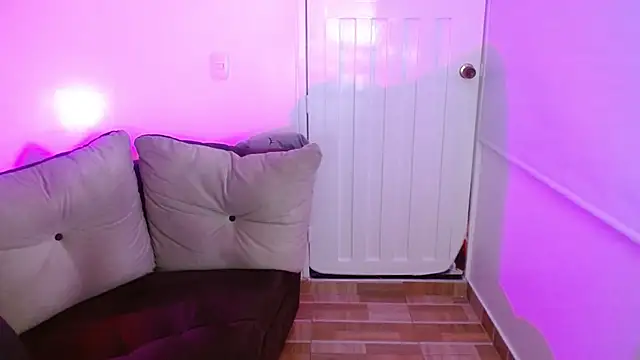 milfrousse online show from February 16, 2026, 10:11 am