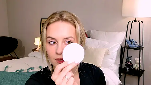 Snapshot of RozzitaBedberry chatting on September 20, 2025, 6:14 am RozzitaBedberry online show from September 20, 2025, 6:14 am