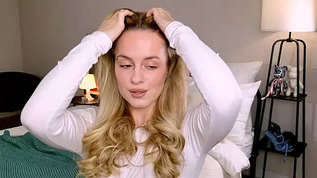 Snapshot of RozzitaBedberry chatting on October 15, 2025, 1:22 pm RozzitaBedberry online show from October 15, 2025, 1:22 pm