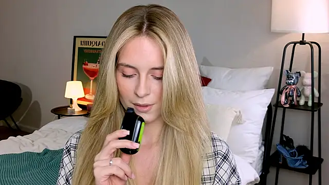 Snapshot of RozzitaBedberry chatting on October 18, 2025, 1:01 pm RozzitaBedberry online show from October 18, 2025, 1:01 pm