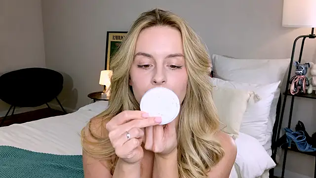 Snapshot of RozzitaBedberry chatting on November 7, 2025, 1:11 pm RozzitaBedberry online show from November 7, 2025, 1:11 pm