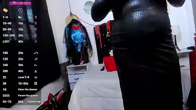 LiaTaylorr online show from December 14, 2024, 1:05 pm