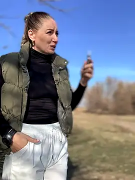 Crazy-Rosa online show from November 11, 2025, 7:52 am