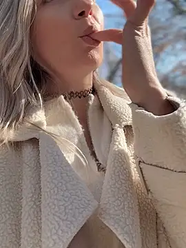 Crazy-Rosa online show from March 19, 2026, 5:33 am