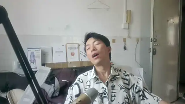 xhqds online show from June 1, 2026, 3:52 am