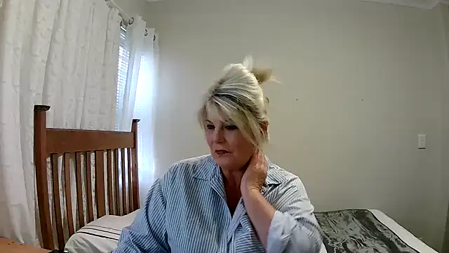 Miahotmilf online show from January 4, 2025, 5:58 pm