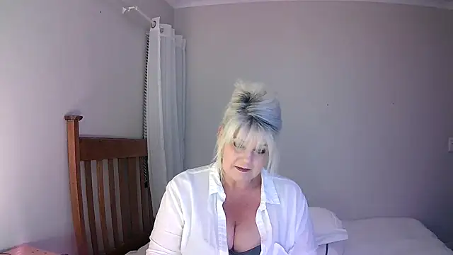 Miahotmilf online show from January 25, 2025, 7:49 pm