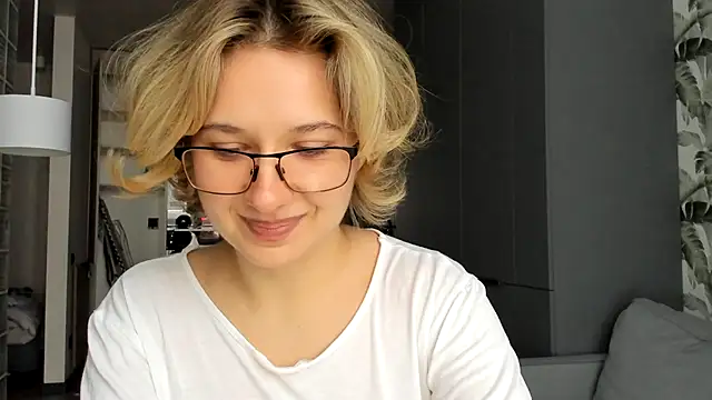 Lilith lutherlow online show from January 7, 2026, 1:24 pm