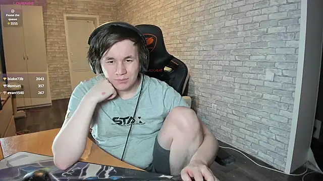 iliaskrislove online show from March 4, 2025, 9:43 pm