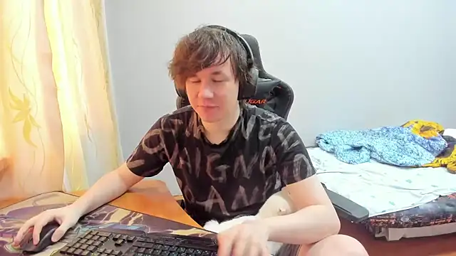 iliaskrislove online show from September 25, 2025, 12:20 pm