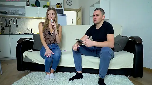 littlesweettifany online show from December 9, 2024, 1:02 pm