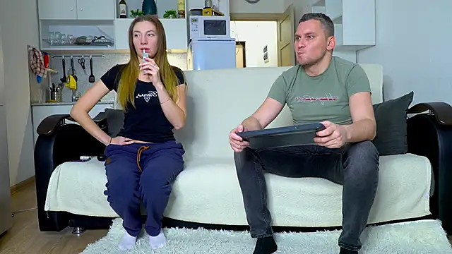 littlesweettifany online show from December 5, 2025, 11:41 am