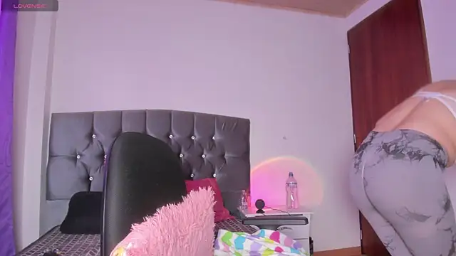 Veeronica Smith online show from October 1, 2025, 2:12 pm