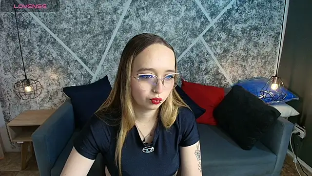 Snapshot of Liaroberts1 chatting on June 4, 2026, 2:01 pm Liaroberts1 online show from June 4, 2026, 2:01 pm