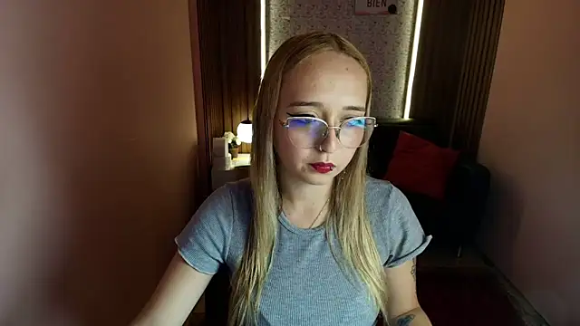 Snapshot of Liaroberts1 chatting on June 17, 2026, 1:45 pm Liaroberts1 online show from June 17, 2026, 1:45 pm