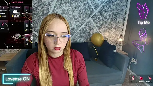 Snapshot of Liaroberts1 chatting on August 6, 2026, 1:46 pm Liaroberts1 online show from August 6, 2026, 1:46 pm