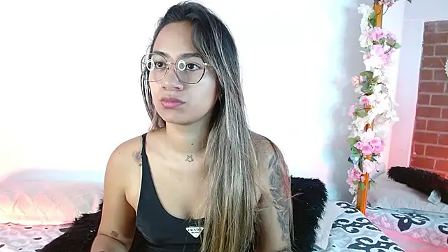 Snapshot of Jules_n_Gia chatting on December 19, 2024, 4:35 pm Jules n Gia online show from December 19, 2024, 4:35 pm