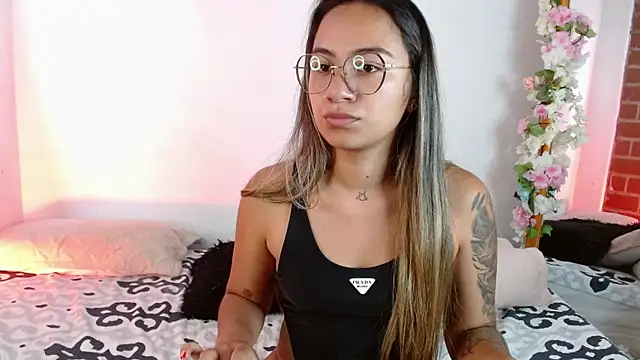 Snapshot of Jules_n_Gia chatting on December 19, 2024, 7:40 pm Jules n Gia online show from December 19, 2024, 7:40 pm