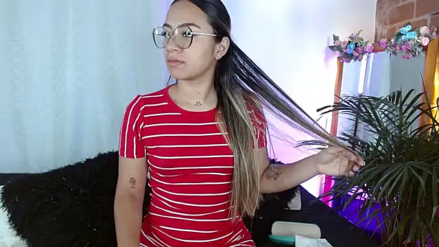 Snapshot of Jules_n_Gia chatting on January 12, 2025, 2:19 pm Jules n Gia online show from January 12, 2025, 2:19 pm