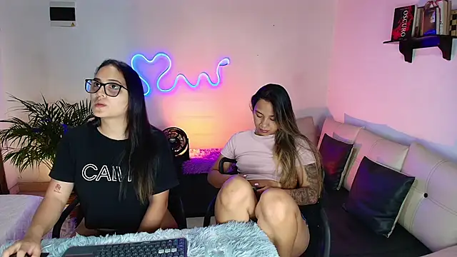 Snapshot of Jules_n_Gia chatting on January 30, 2025, 11:55 pm Jules n Gia online show from January 30, 2025, 11:55 pm