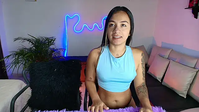 Snapshot of Jules_n_Gia chatting on February 5, 2025, 1:44 pm Jules n Gia online show from February 5, 2025, 1:44 pm