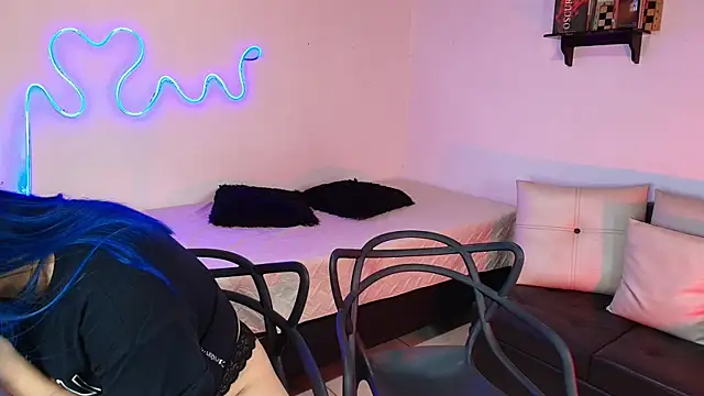 Snapshot of Jules_n_Gia chatting on March 7, 2025, 9:27 pm Jules n Gia online show from March 7, 2025, 9:27 pm